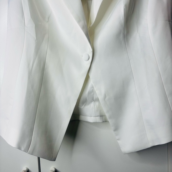 Elegant White Sleeveless Blazer Jumpsuit - Picture 9 of 10